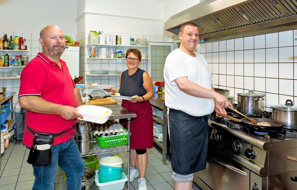 Bisher hat sich in ihrer Küche nichts geändert: Die Inhaber Dirk Scherling (l.) und Ines Plöttner mit Koch Ralf Lehmann vom Restaurant „Rustika“.