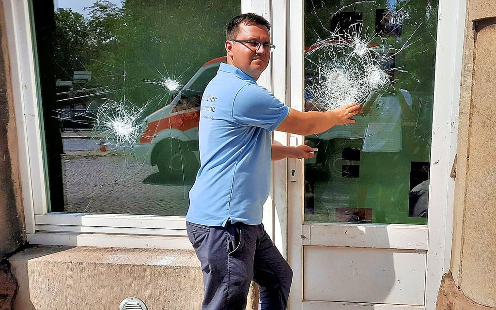 Hagen Kalweit zeigt zwei der beschädigten Glasfenster.