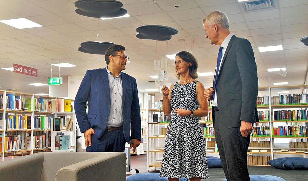 Bibliotheksleiterin Sabine Matzner im Gespräch mit Naumburgs Oberbürgermeister Armin Müller (l.) und Thomas Pleye. Der Präsident des Landesverwaltungsamts übergab einen Fördermittel-Bescheid.