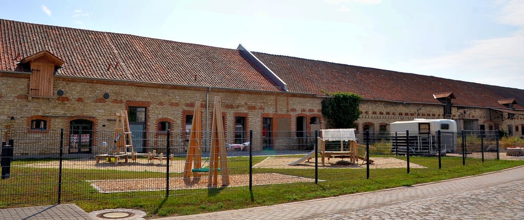 Ein Bereich des alten Stallgebäudes auf dem Edelhof ist bereits saniert. Hier entstand eine Kindertagesstätte. In einem zweiten Bauabschnitt konnten in dem noch nicht sanierten Gebäudeteil Praxisräume entstehen.