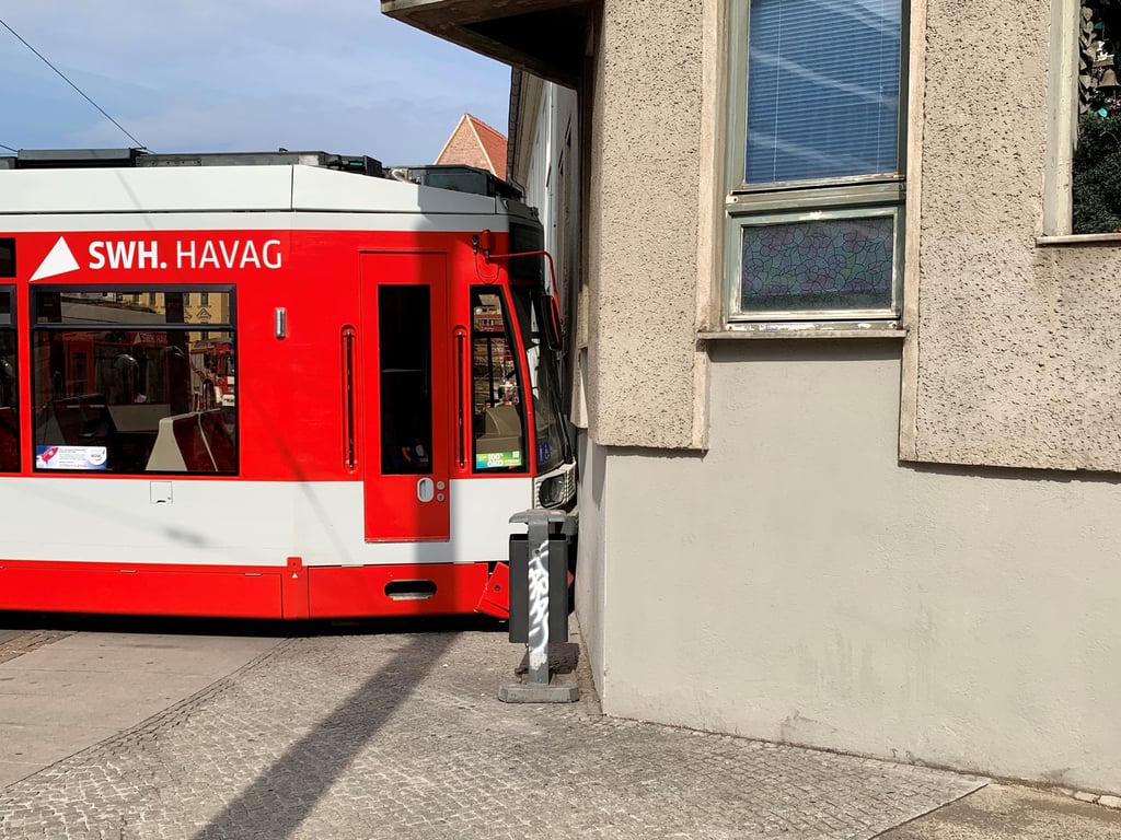 Die Straßenbahn entgleiste und rammte ein Wohnhaus am Hallorenring in Halle. Wie schwer das Gebäude beschädigt wurde, muss noch untersucht werden.