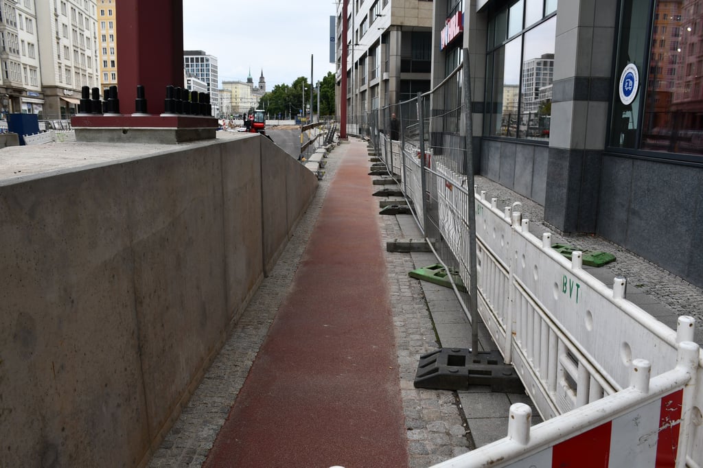Der neue Radweg an der Magdeburger Ernst-Reuter-Allee zwischen Tunnelausfahrt und City Carré.