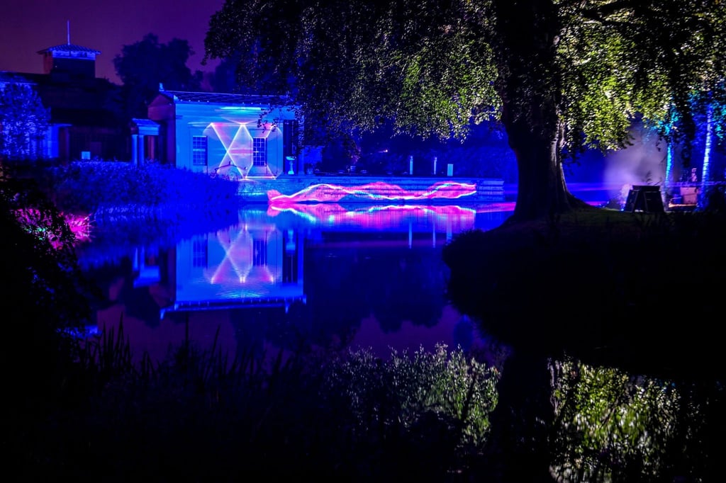 Eine Lichtshow ist im Park Sanssouci bei der Potsdamer Schlössernacht 2022 zu sehen.