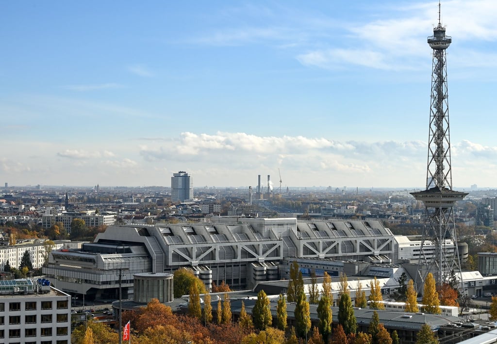 Das Internationale Congress Centrum Berlin (ICC Berlin) am Funkturm (r).