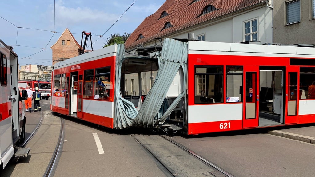 Die Bahn wurde schwer beschädigt. Der Schaden soll bei mindestens 500.000 Euro liegen.