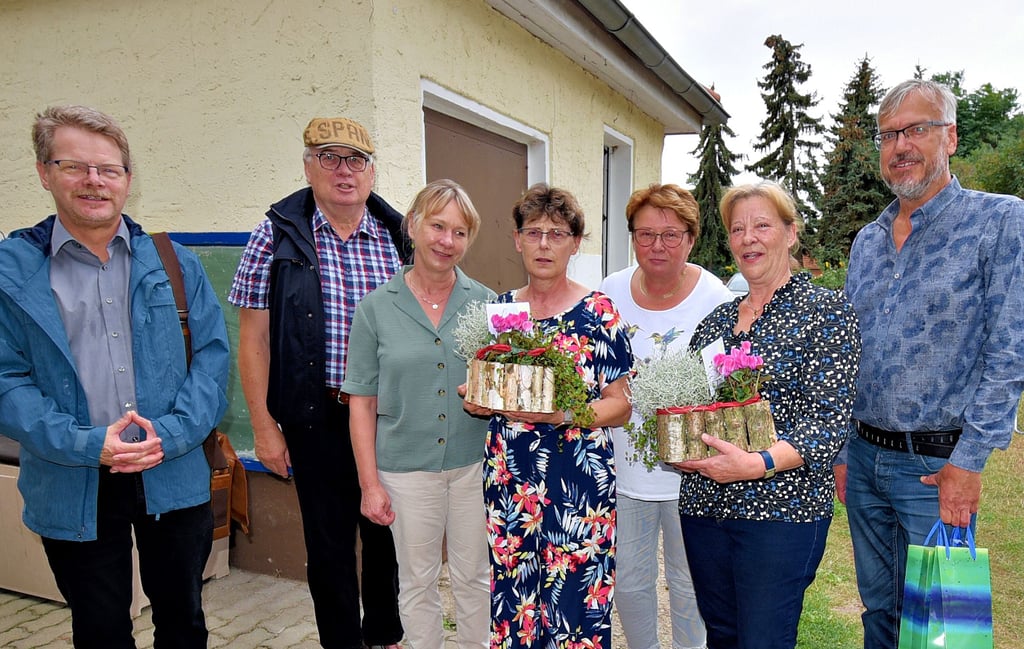Pfarrer Wolfgang Löbe, der Vorsitzende des Gemeindekirchenrates, Axel Eckert, die Geschäftsführerin des Zweckverbandes Kindertagesstätten im evangelischen Kirchenkreis Egeln Tanja Kay (v.l.) , die Hauptamtsleiterin der Verbandsgemeinde Dagmar Witzke und Börde-Hakel-Bürgermeister Axel Großheim bedankten sich bei der langjährigen Kitachefin Karin Rohde (4.v.l.) und ihrer Kollegin Christina Mangold.
