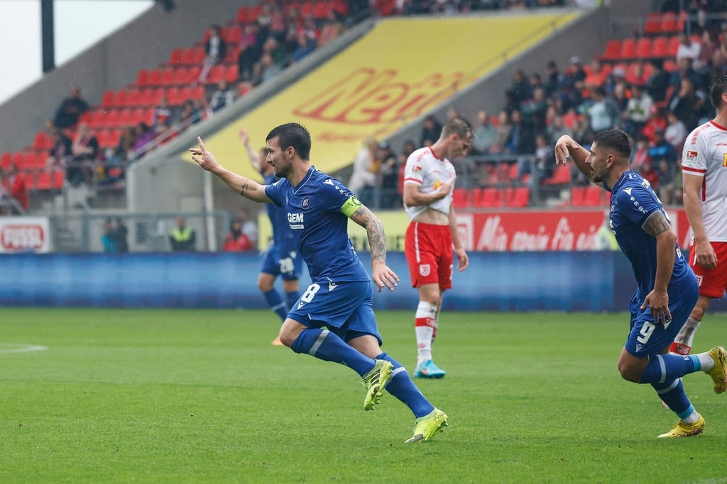 Jerome Gondorf (l) erzielte den dritten KSC-Treffer in Regensburg.