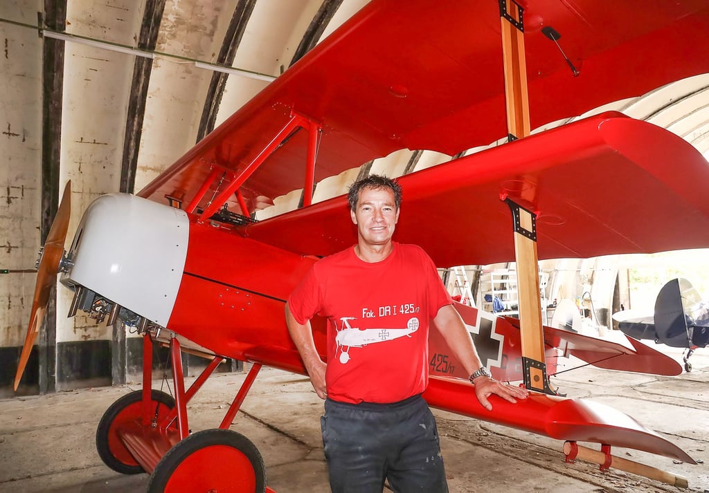 Flugzeugmechaniker und Kunstflieger Alexander Stegner hat die Fokker Dr.I, das Dreidecker-Flugzeug vom „Roten Baron“, nachgebaut.