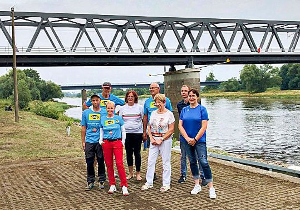 Anne Kinski (3.v.l.) und Crew wurden herzlich in Roßlau begrüßt.