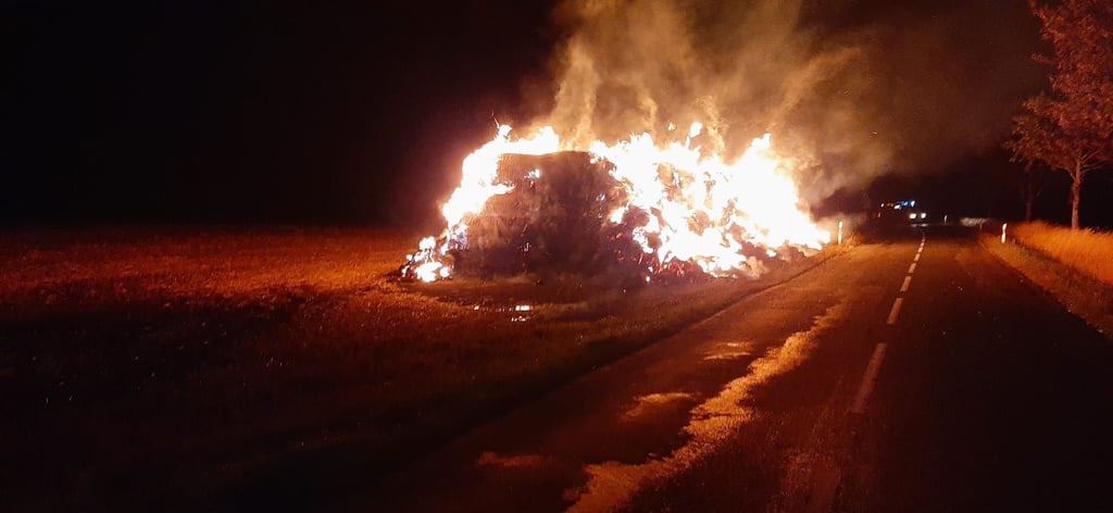 In Wasmerslage stand am Sonntag kurz nach Mitternacht ein Strohdiemen in Flammen.