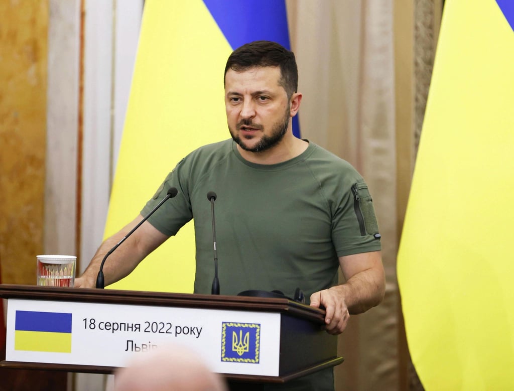 Mit Blick auf ein halbes Jahr Krieg, hat Selenskyj die Ukrainer auf einen harten Kampf eingeschworen.