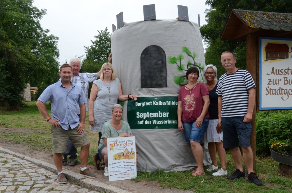 Burgtürme, aus Strohballen mit bemalter Plane. Die MItglieder des Burgfestkomitees stellten diese auf.