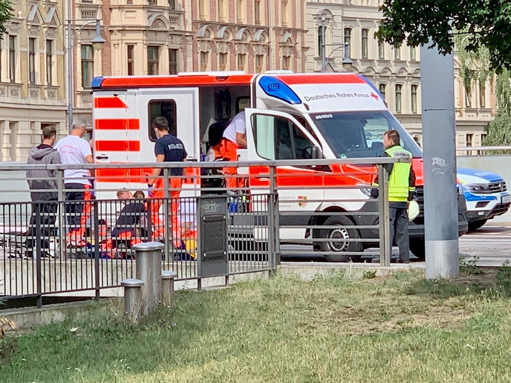Rettungskräfte kümmerten sich um die Verletzten.