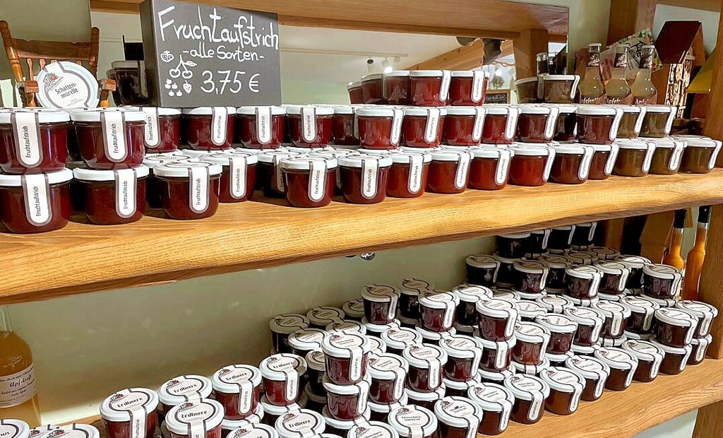 An die acht handgemachte Fruchtaufstriche bietet Familie Stallbaum im eigenen Scheunenladen in Stendal an.