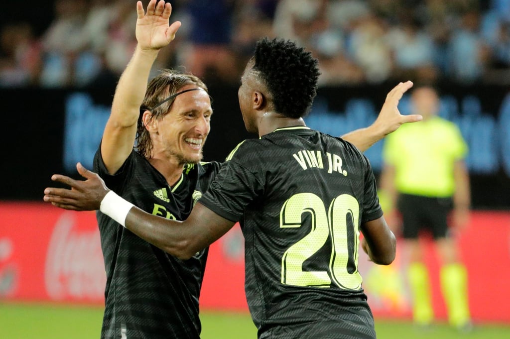 Freuen sich: Vinicius Junior (r) und Luka Modric von Real Madrid.