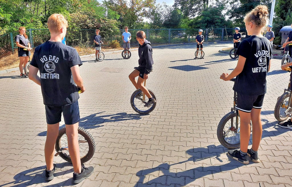 Einrad-Weltmeister Elias Schumann (Bildmitte) zeigte seinen Vereinskameraden beim Sommercamp in Nebra einige Tricks und Kniffe.