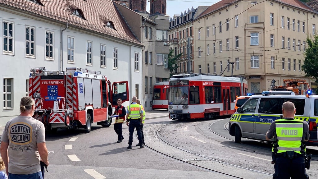 Die Straßenbahn war erst entgleist und dann unkontrolliert gegen ein Haus geschlittert.