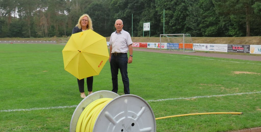 Astrid Wessler von Lotto Sachsen-Anhalt und Klaus-Dieter Dannemann vom Vorstand der TSG Grün-Weiß Möser im Waldstadion.
