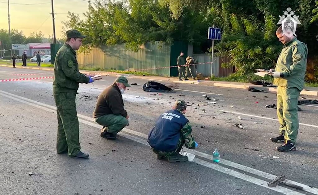 Ermittler arbeiten am Ort der Explosion des von Daria Dugina gefahrenen Autos außerhalb von Moskau.