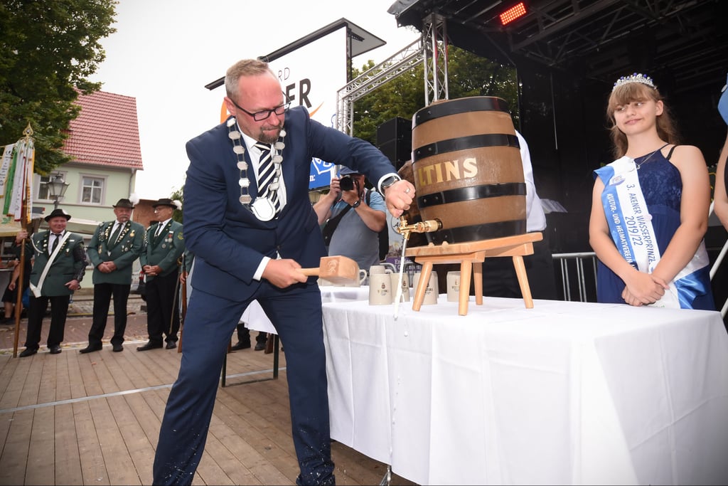 Fassbieranstich beim Akener Stadtfest 2022 durch Bürgermeister Jan-Hendrik Bahn