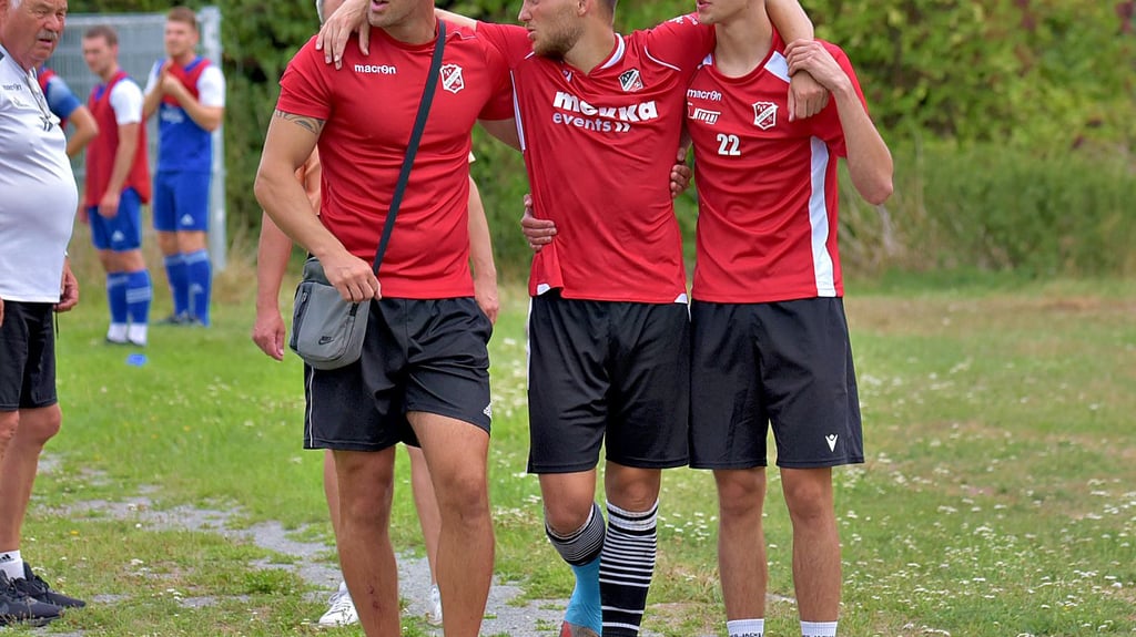 Dennis Spitzer (Mitte) vom FSV Barleben verletzte sich gegen Dölau an der Achillessehne.