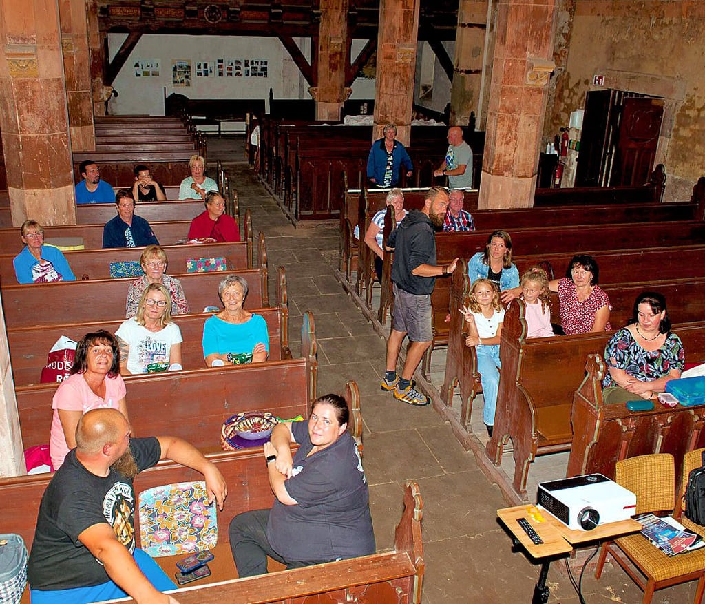 Blick in das sich allmählich füllende Barneberger Kirchenschiff. Alle freuen sich auf den Kinoabend.