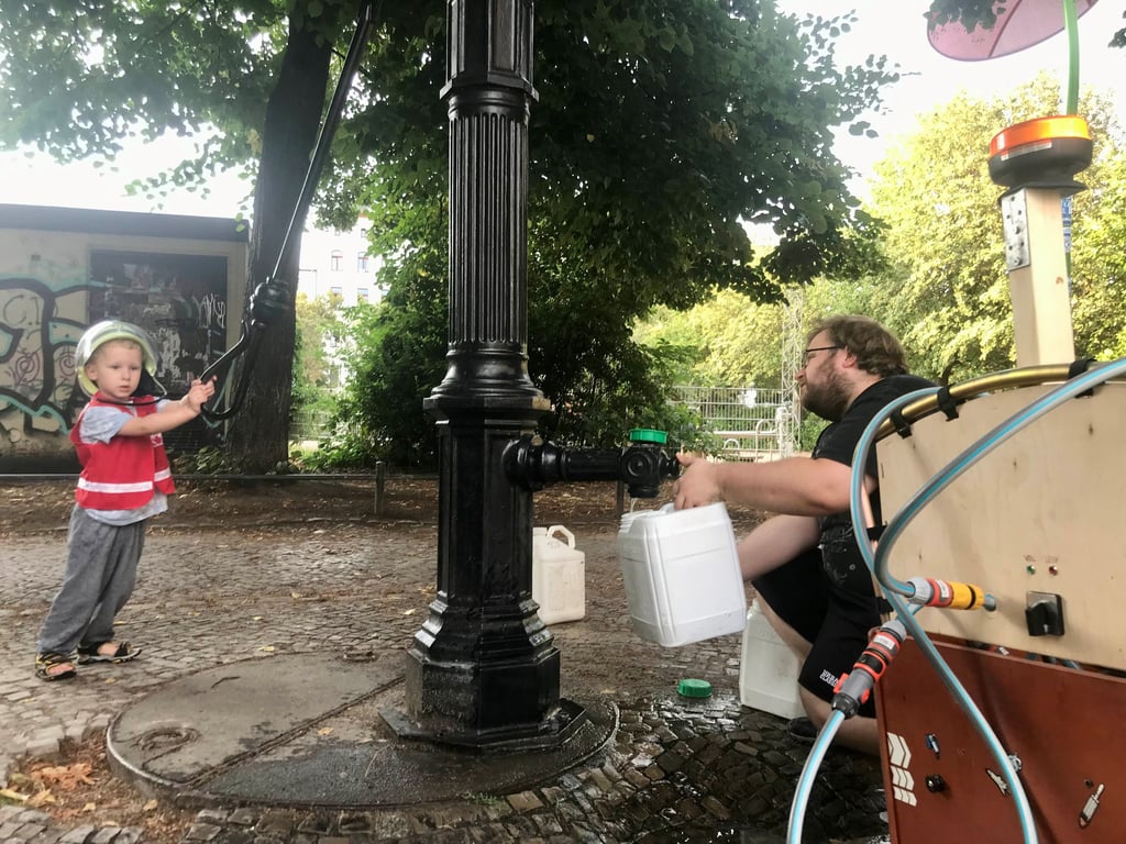 Am Schellheimerplatz in Magdeburg-Stadtfeld ist eine Wasserpumpe zu finden.