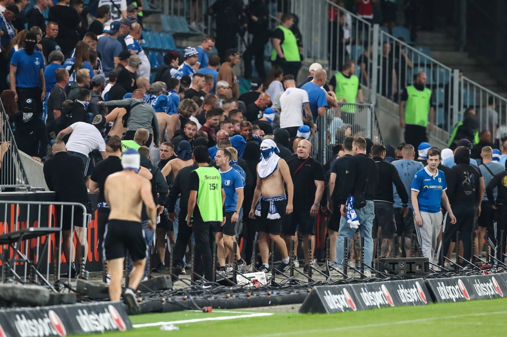 Nach Spielende kam es in Magdeburg zu unschönen Szenen der beiden Fanlager.
