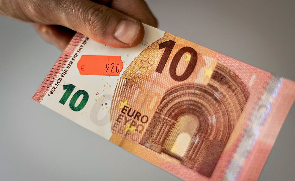 Bei acht Prozent Inflation beträgt die Kaufkraft von zehn Euro real nur noch 9,20 Euro. Das bedeutet bei gleich bleibendem Gehalt einen deutlichen Einkommensverlust für Arbeitnehmer.