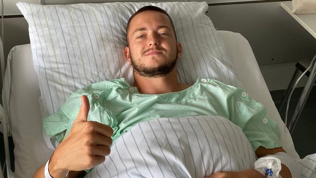 Daumen hoch: Jannes Vollert grüßt nach seiner OP aus dem Krankenhaus.