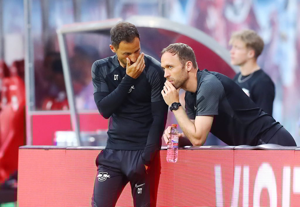 RB Leipzigs Trainerteam Domenico Tedersco (l.) und Andreas Hinkel