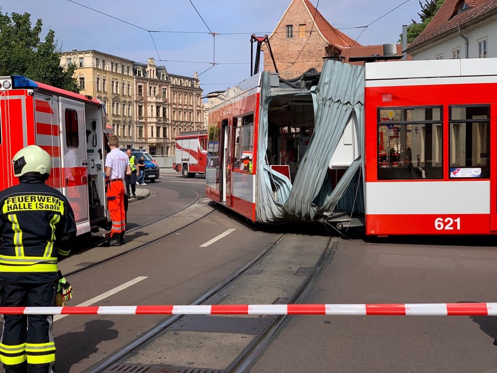 Die Straßenbahn war in der Kurve an der Klausbrücke in Halle aus den Gleisen gesprungen. Warum, wird derzeit untersucht.
