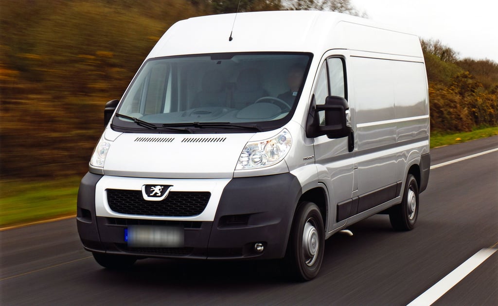 Drei dieser Peugeot Boxer sind in der Nacht zum Montag gestohlen worden.