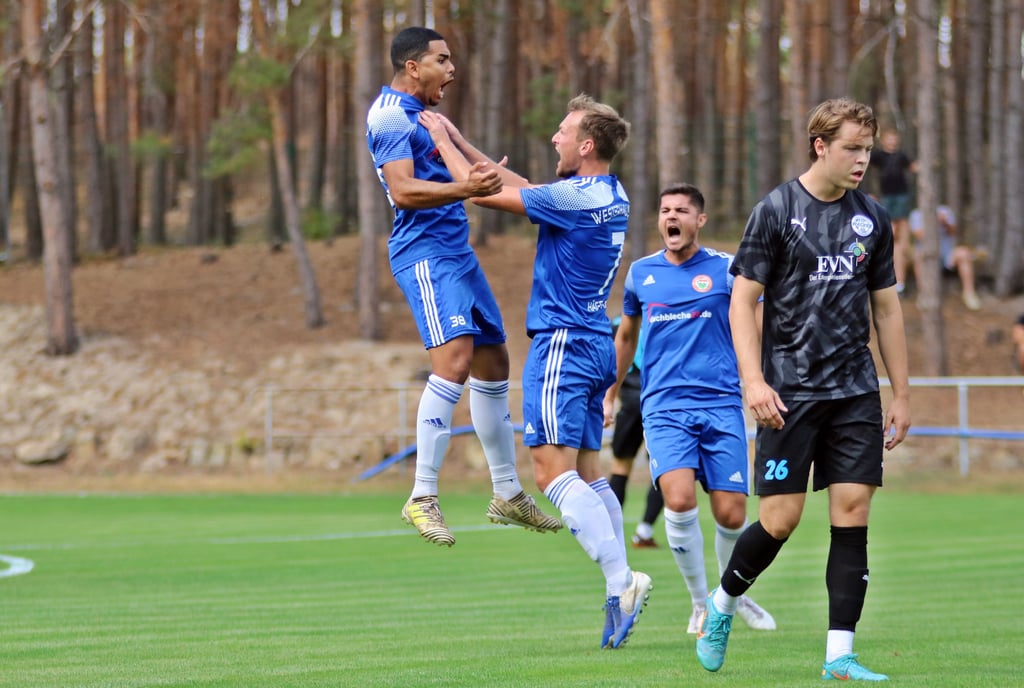 Lucian Victor de Souza Bonfim (links) und Steffen Hägemann bejubeln das 1:0.