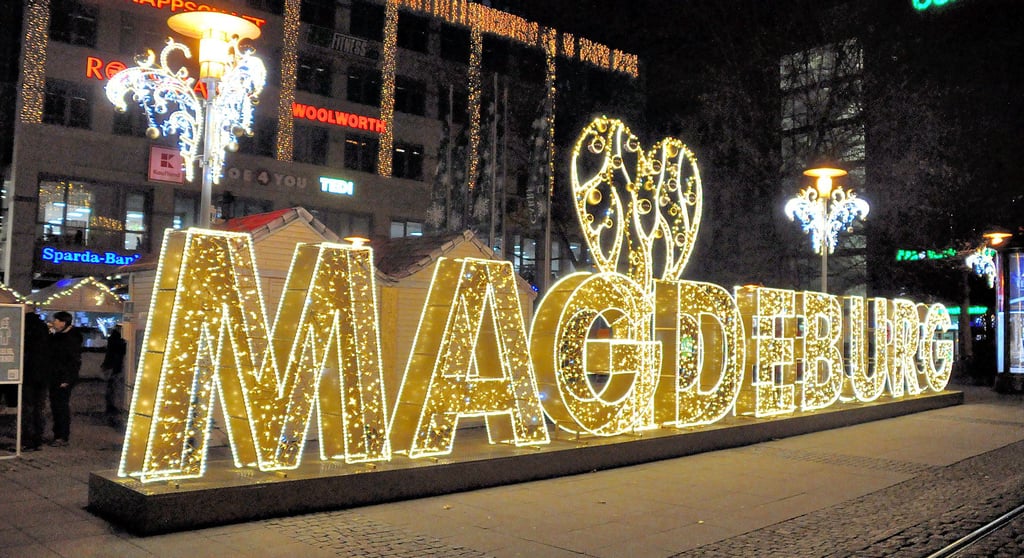 Eines der markantesten Objekte der Lichterwelt Magdeburg: Der „Magdeburg“-Schriftzug empfängt immer von Ende November bis Anfang Februar Passanten zwischen Hauptbahnhof und City Carré.