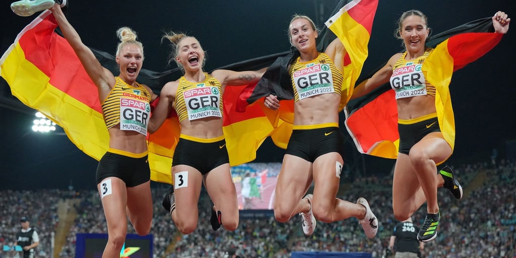 Die goldene Sprint-Staffel der EM: Lisa Meyer (l-r), Gina Lückenkemper, Alexandra Burghardt und Rebekka Haase.