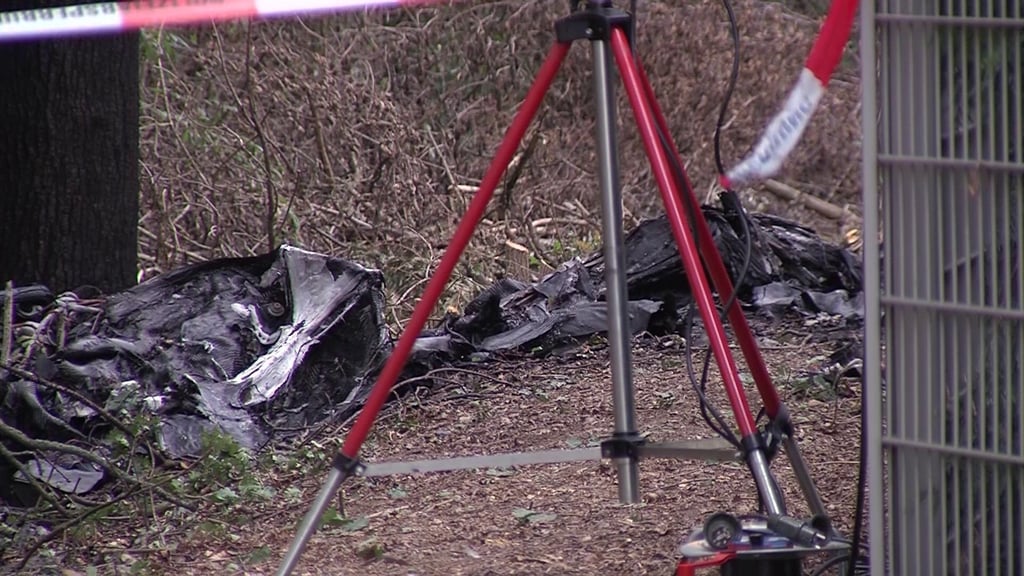 Die Überreste eines Ultraleichtflugzeugs liegen an der Unfallstelle bei Gera. Das Flugzeug war in der Nähe des Verkehrslandeplatzes abgestürzt und hatte Feuer gefangen. überlebt habe.Der Pilot habe vermutlich nicht überlebt.