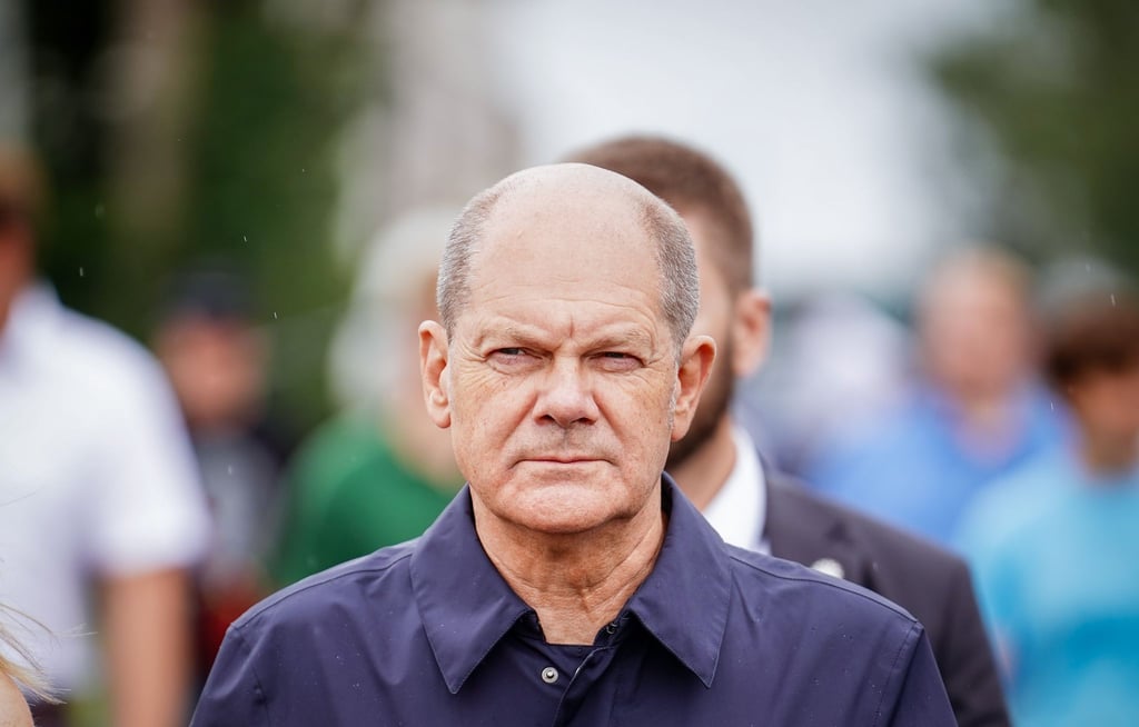 Bundeskanzler Olaf Scholz: „Heute vor 30 Jahren haben Rechtsextreme in Rostock-Lichtenhagen das "Sonnenblumenhaus" in Brand gesetzt, Schaulustige applaudierten“.