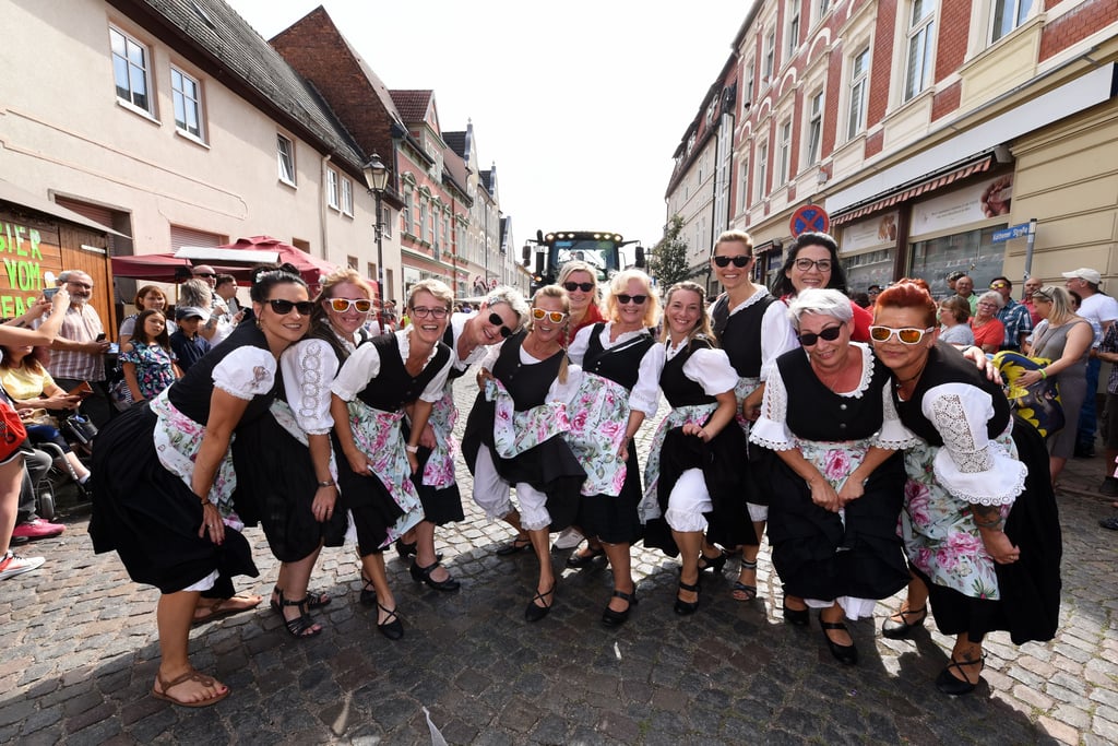 26 Auflagen hat das Stadtfest von Aken mittlerweile erlebt. Beim großen Festumzug am Sonntag war auch die Tanzgruppe „Hüpfdohlen“ dabei.