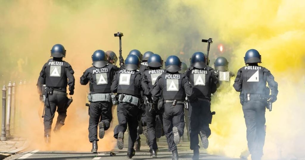 Nach zum Teil heftigen Ausschreitungen unter Fußballfans beim Spiel zwischen 1. FCM und Hannover 96 in Magdeburg erhebt die Fanhilfe Magdeburg nun drastische Vorwürfe gegen das Vorgehen der Polizei und fordert eine Aufarbeitung. Symbolbild: