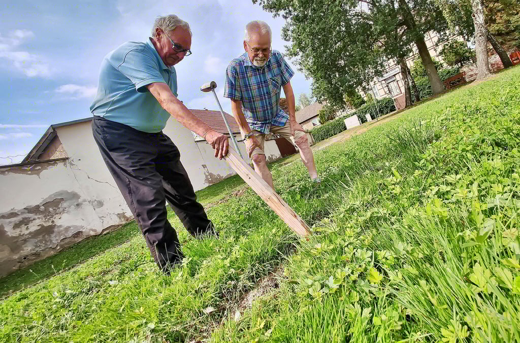 Die Grasfläche vor dem „Brunnenschlösschen“ ist total vernässt. Anwohner Rainer Goldschmidt (l.) zeigt Bürgermeister Helmut Schmidt die Stellen.
