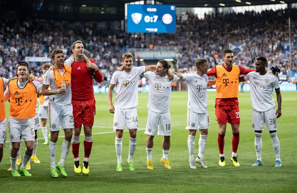 Bayerns Spieler jubeln nach dem Spiel vor ihrer Fankurve über den 7:0-Sieg in Bochum.