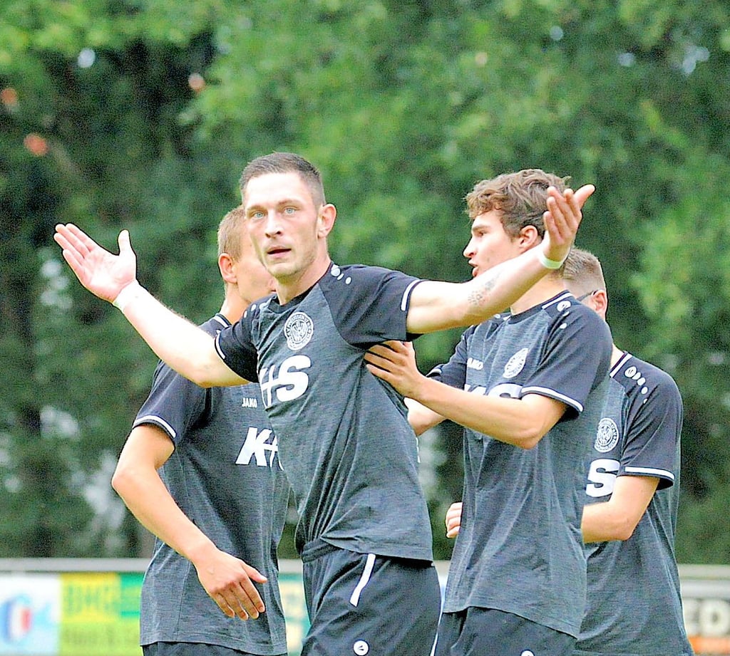 So wird das gemacht. Kevin Bacholke schoss beide Treffer für Preussen Schönhausen.