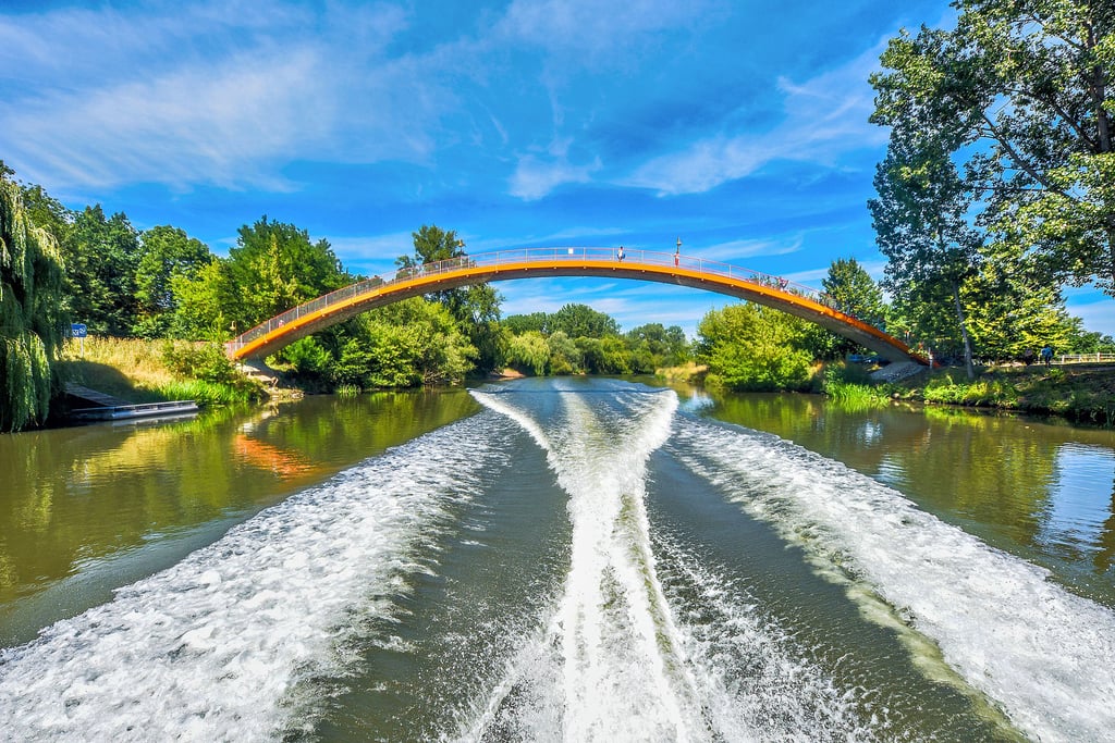 Die Waldbadbrücke in Leuna führt zahlreiche Badegäste über die Saale.