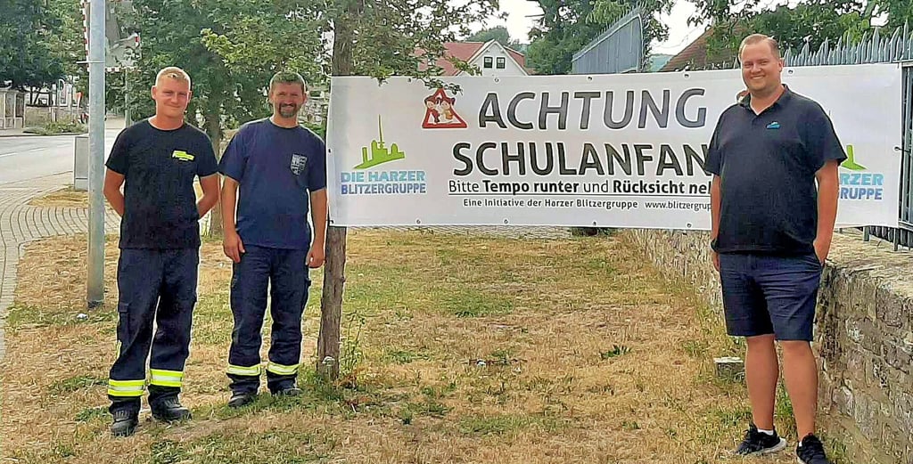 In Hessen müssen Kinder auf dem Weg zur Grundschule die Bundesstraße 79 an einer Ampel überqueren.Die Hessener Feuerwehrleitung mit Vincent Kaiser und André Bindseil-Almes (von links) hat sich deshalb dafür eingesetzt, gemeinsam mit der Harzer Blitzergruppe ein Banner aufzuhängen, um Autofahrer zu sensibilisieren. „Wir erhoffen uns von der Aktion, dass alle Verkehrsteilnehmer rücksichtsvoller und noch umsichtiger agieren.“ Der Dank ging an die Harzer Blitzergruppe um Danny Behrendt (r.).