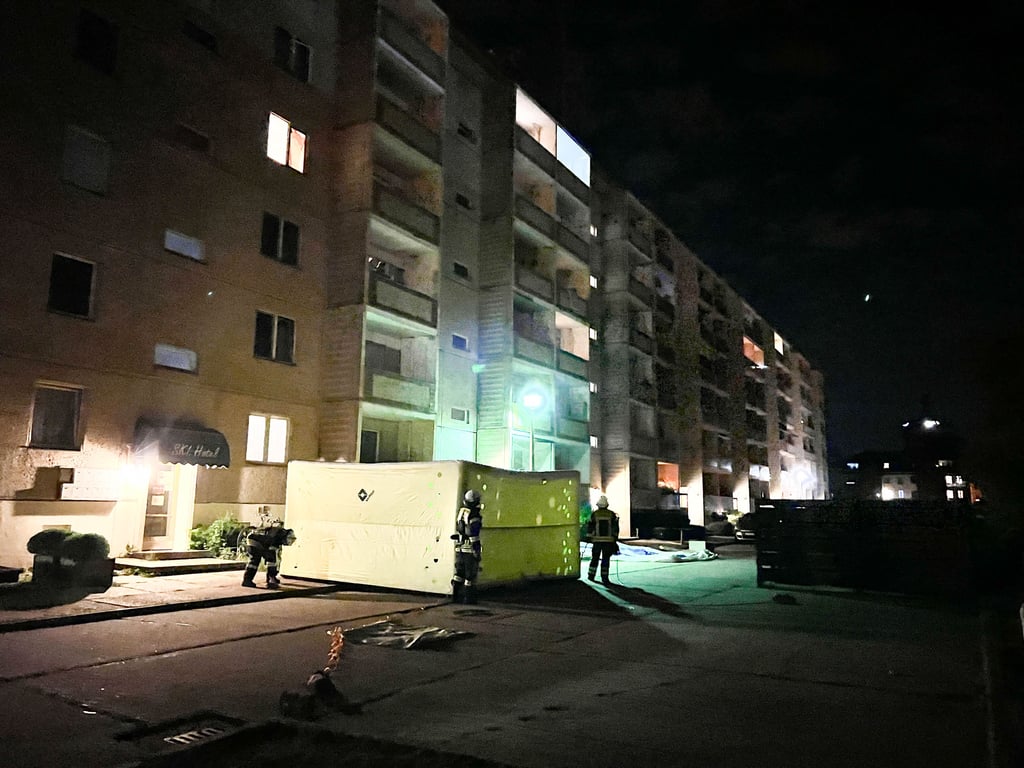 Im Magdeburger Stadtteil Salbke randalierte ein Mann in einem Mehrfamilienhaus.