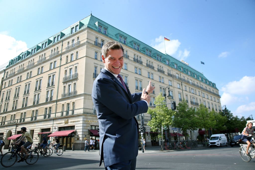 Hotel-Direktor Michael Sorgenfrey vor dem Luxushotel am Pariser Platz in Berlin.