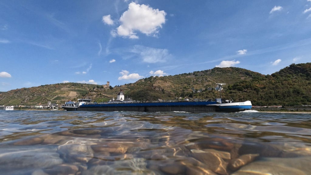Ein Frachtschiff passiert Kaub mit der Zollburg Pfalzgrafenstein. Starke Niederschläge im Süden haben zu einem Anstieg der Pegelstände am Mittelrhein geführt.