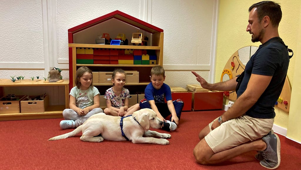 Welpe Charlie ist der Kitahund bei „Pittiplatsch“ in Wittenberg und zu Hause bei Erzieher Matthias Schwarz. Noch werden beide vorbereitet.