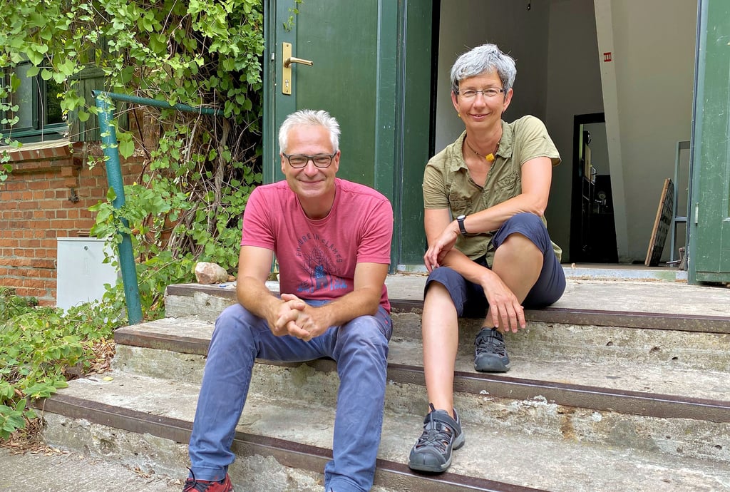 Die beiden aktuellen Stipendiaten des Röderhofer Kunstverein, Sibylle Mundt und Markus Willeke, laden am 28. August in ihre hiesigen Ateliers ein. Zu sehen gibt es dort Malerein, Fotografien und mehr, die während ihres Aufenthalts hier vor Ort entstanden sind.